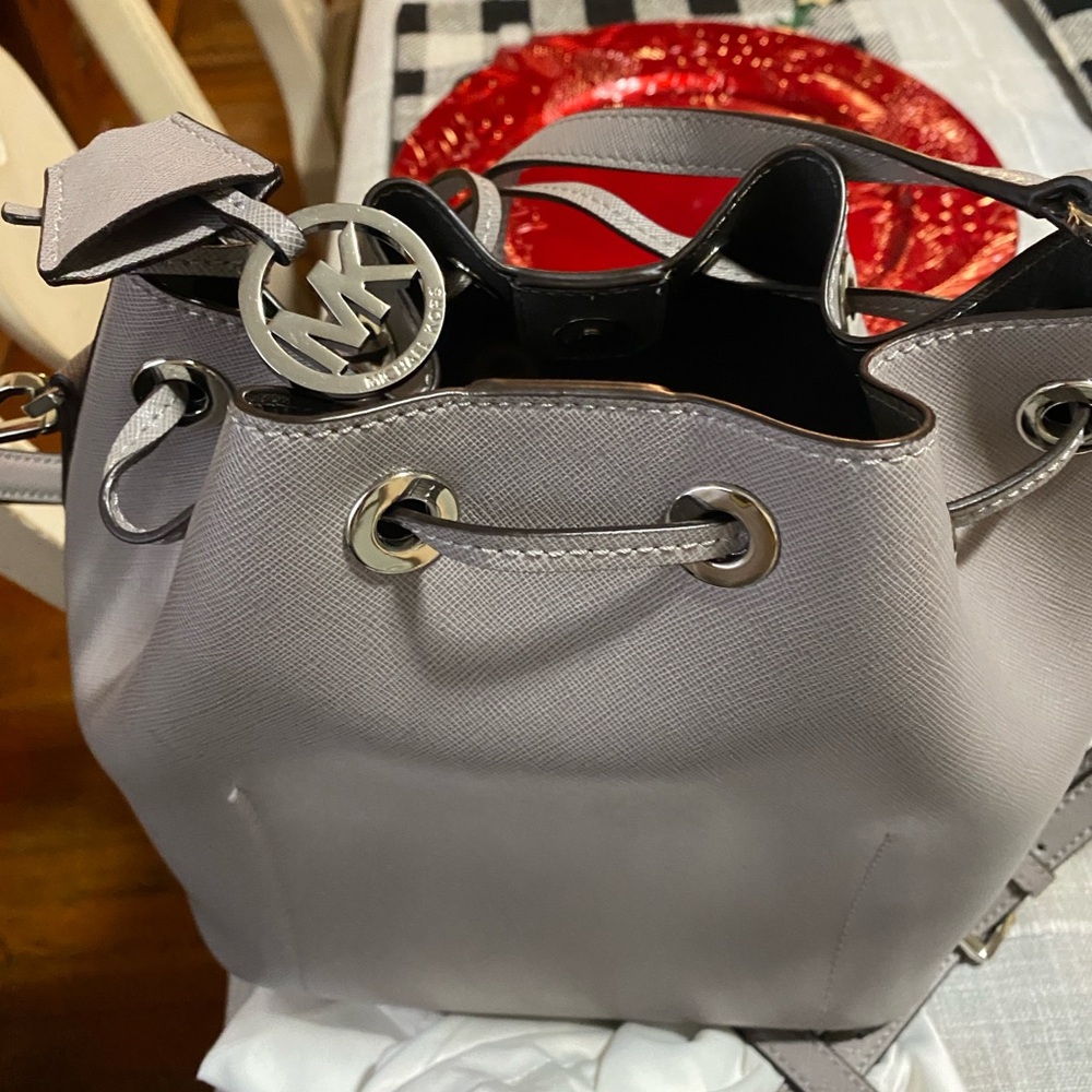 Michael Kors Saffiano hobo/bucket style bag 
Great condition